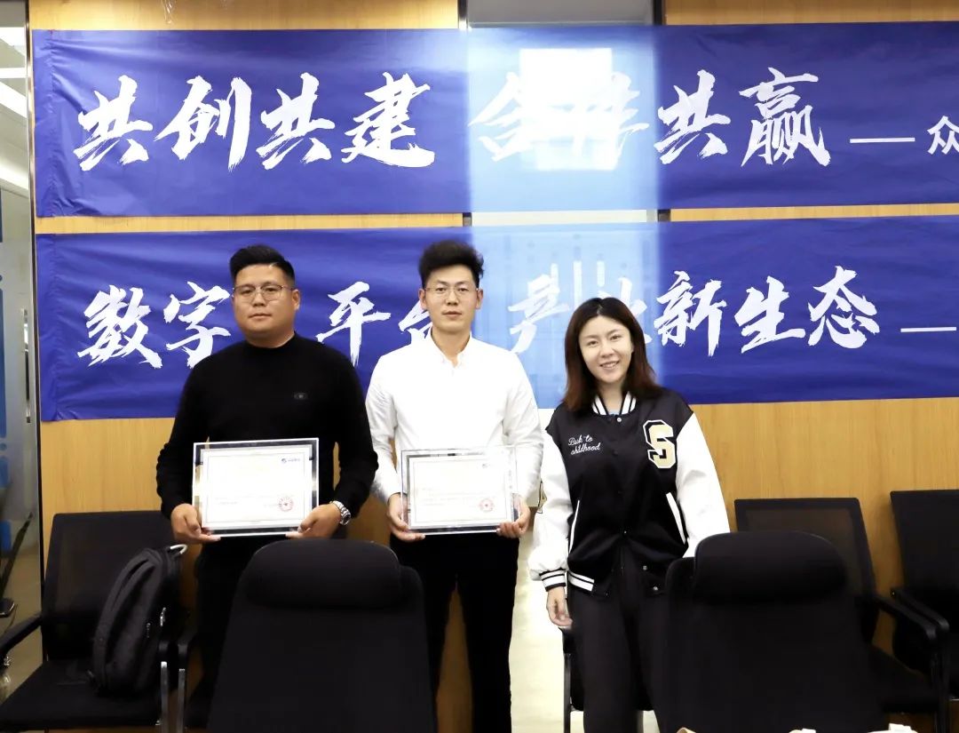 AG在线(中国)唯一官方网站
高级副总裁山海授予商户“AG在线(中国)唯一官方网站
特邀顾问”荣誉.jpg